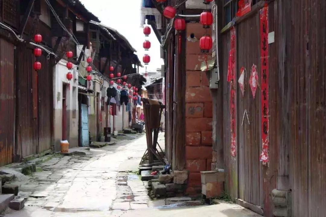 “张嘎”装成渔民,用毒鲫鱼骗过伪军,一枪不发端掉岗楼